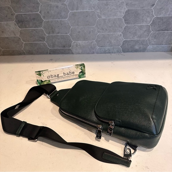 Louis Vuitton Avenue SlingBag Tiaga Leather Green - Picture 2 of 16